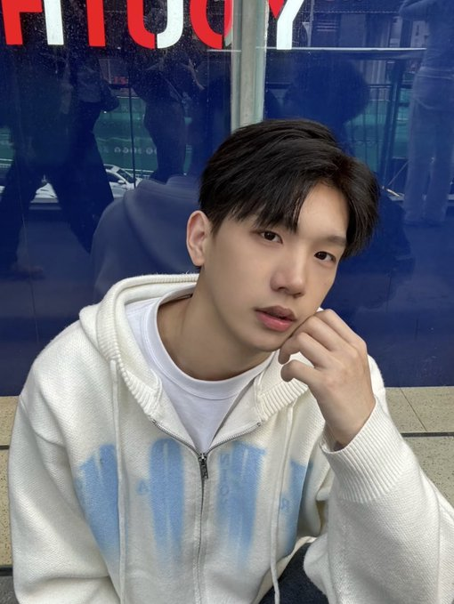 前几天刚约完，今天又忍住不想要了，只能自己打飞机了，精液很浓稠，喜欢我屁屁还是鸡巴呢，屁屁也很nice，有猛1和骚0都可以来找我，性欲大，本人全能，做1猛做0耐，看看下周有没有一起约的，想约的可以来私聊先聊聊