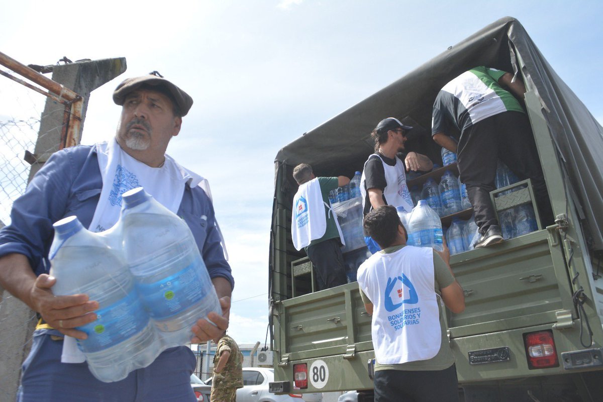 Desde las primeras horas y a más de una semana de la inundación en Bahía, se viene realizando un intenso trabajo codo a codo entre <a href="/BAProvincia/">Gobierno PBA</a> y <a href="/MunicipioBahia/">Municipio Bahía Blanca</a> para abordar la compleja situación de las y los bahienses afectados.

Con más de 500 voluntarios bonaerenses