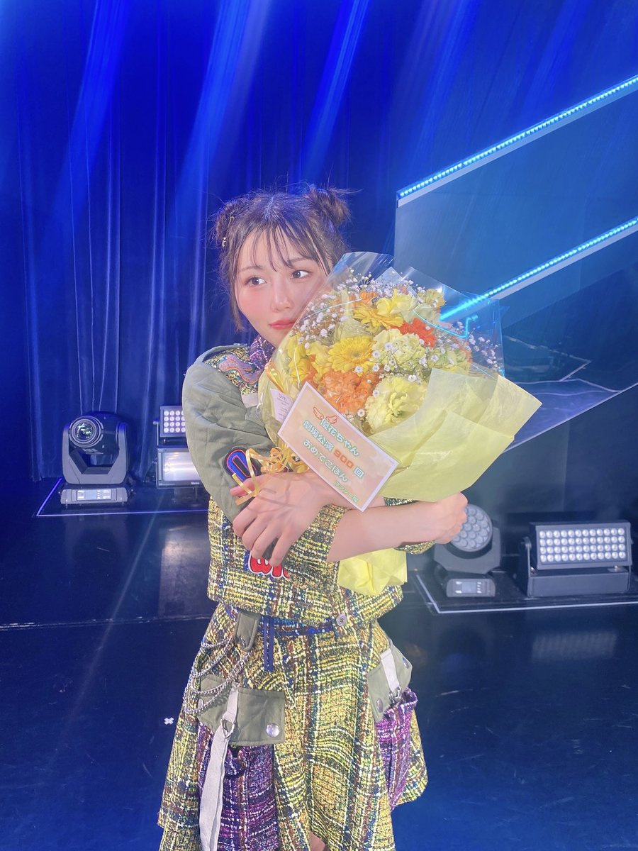 akiyoshi_hkt48's tweet image. 劇場公演900回を迎えました✨✨

立ち止まりそうになった時も、客席にみんなが居たから頑張れました。ありがとう。
色々な感情に出会って、学生のころは難しかった詞も少しずつわかるようになった気がします。

これからも初心とプライドを大切にしていたい。
あたたかい場所に感謝です🤝だいすき！