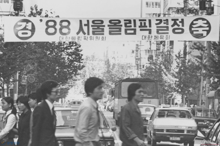 _jaxtaposition's tweet image. #WhenLifeGivesYouTangerines EP7 details
The dark side of the 1988 Seoul Olympics (a thread):
the Olympics was a significant event in SK history. Chun Do Hwan, the authoritarian ruler at the time, hoped that the exposure brought by the Olympics would bring attention to the…