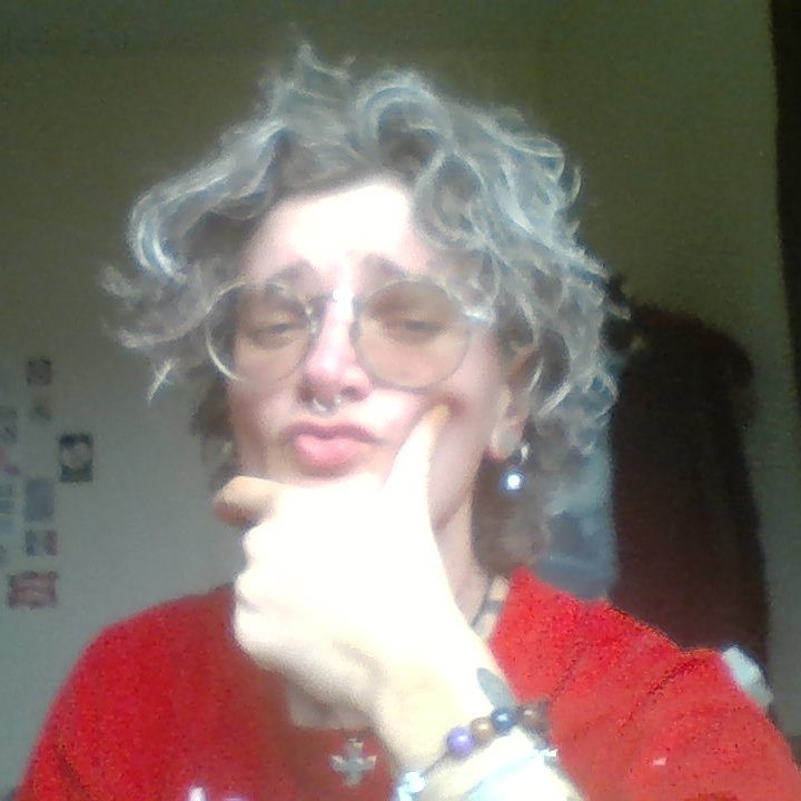 canape_en_queer's tweet photo. Doing something stoopid (yes it's bleach in my hair) (damn I would be a sexy grandpa) (need to have grey hair asap) #MascMarch #ButchAppreciation https://t.co/7Z1BKf5rXM