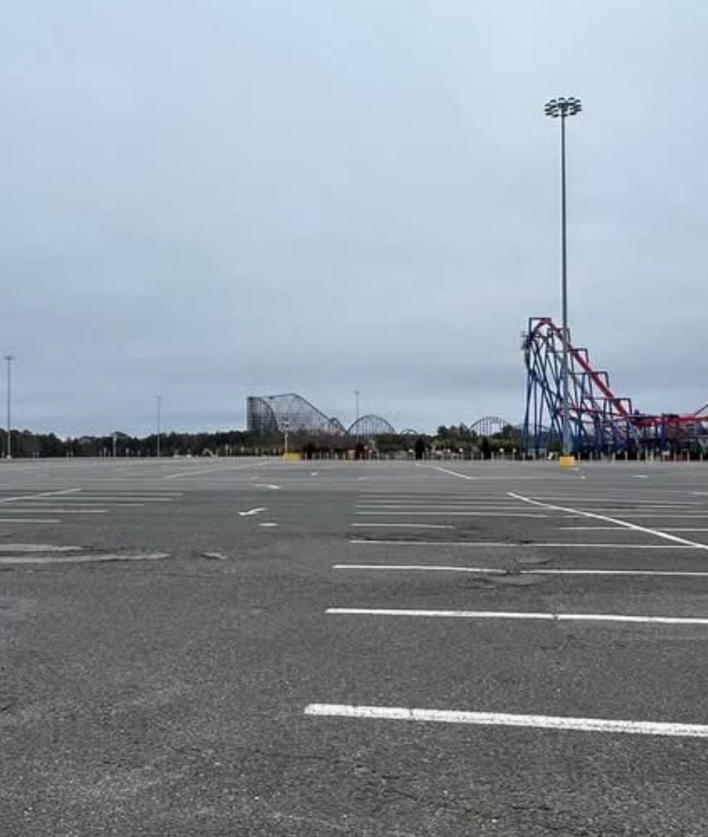 coastersnbrews's tweet photo. Man, what a difference 7 months makes.

Six Flags Great Adventures’s parking lot.
September 2024 👉🏼 March 2025 https://t.co/iYFUloinOO