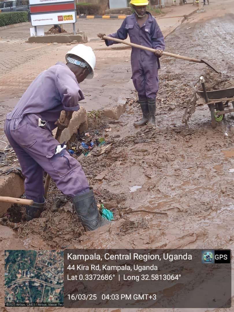 NuweDan's tweet photo. Inappropriate dumping in drainages &amp; along roads causes degeneration of @KCCAUG roads. The drainages get blocked, water floods, roads give way &amp; our vehicles are affected.
Plz sort your garbage,hold on to it until the truck comes &amp; don't litter. https://t.co/q99xPTC2XU