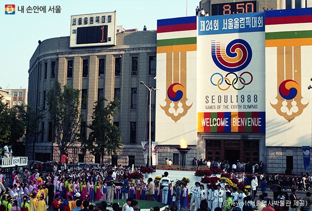 _jaxtaposition's tweet image. #WhenLifeGivesYouTangerines EP7 details
The dark side of the 1988 Seoul Olympics (a thread):
the Olympics was a significant event in SK history. Chun Do Hwan, the authoritarian ruler at the time, hoped that the exposure brought by the Olympics would bring attention to the…