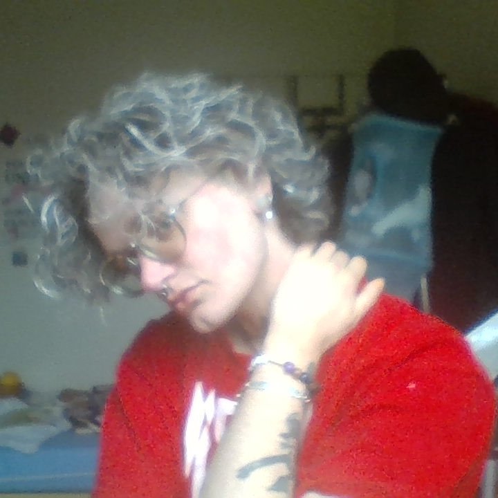 canape_en_queer's tweet photo. Doing something stoopid (yes it's bleach in my hair) (damn I would be a sexy grandpa) (need to have grey hair asap) #MascMarch #ButchAppreciation https://t.co/7Z1BKf5rXM