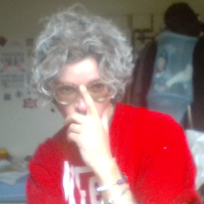 canape_en_queer's tweet photo. Doing something stoopid (yes it's bleach in my hair) (damn I would be a sexy grandpa) (need to have grey hair asap) #MascMarch #ButchAppreciation https://t.co/7Z1BKf5rXM