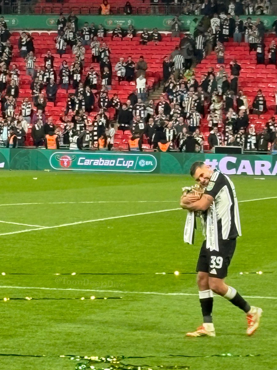I took the cutest pic of <a href="/brunoog97/">Bruno Guimarães</a> with the trophy 🇧🇷❤️