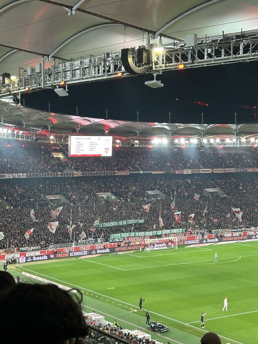 Les Ultras de Stuttgart envoient leur soutien aux Ultras de l'ASSE, menacés de dissolution cette semaine. 💚🫂

"𝗟𝗲 𝗖𝗵𝗮𝘂𝗱𝗿𝗼𝗻 𝗻𝗲 𝘀𝗲 𝗱𝗶𝘀𝘀𝗼𝘂𝘁 𝗽𝗮𝘀. 𝗟𝗶𝗯𝗲𝗿𝘁𝗲́ 𝗽𝗼𝘂𝗿 𝗹𝗲𝘀 𝗠𝗮𝗴𝗶𝗰 𝗙𝗮𝗻𝘀 𝗲𝘁 𝗹𝗲𝘀 𝗚𝗿𝗲𝗲𝗻 𝗔𝗻𝗴𝗲𝗹𝘀 !!!"

(📸 <a href="/Paqui69_/">Paqui</a>)