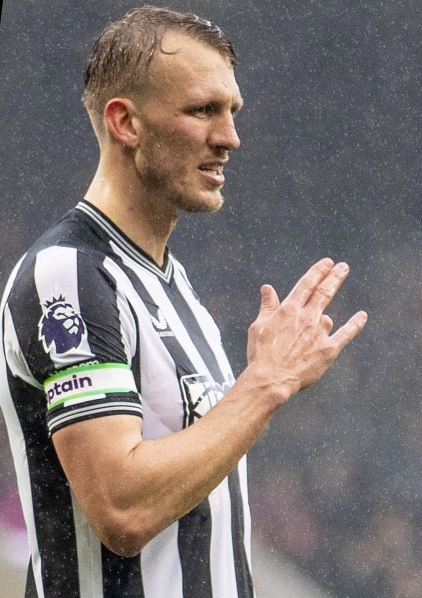 golesendir_'s tweet photo. Esta es una de las historias más bellas de la temporada: el flaco de dos metros Dan Burn. 

A los 11 años lo echaron de la cantera del Newcastle por no tener condiciones. A los 13 perdió un dedo trepando una valla y desechó su deseo de ser arquero. 🧵 https://t.co/JgpMLyHGZc