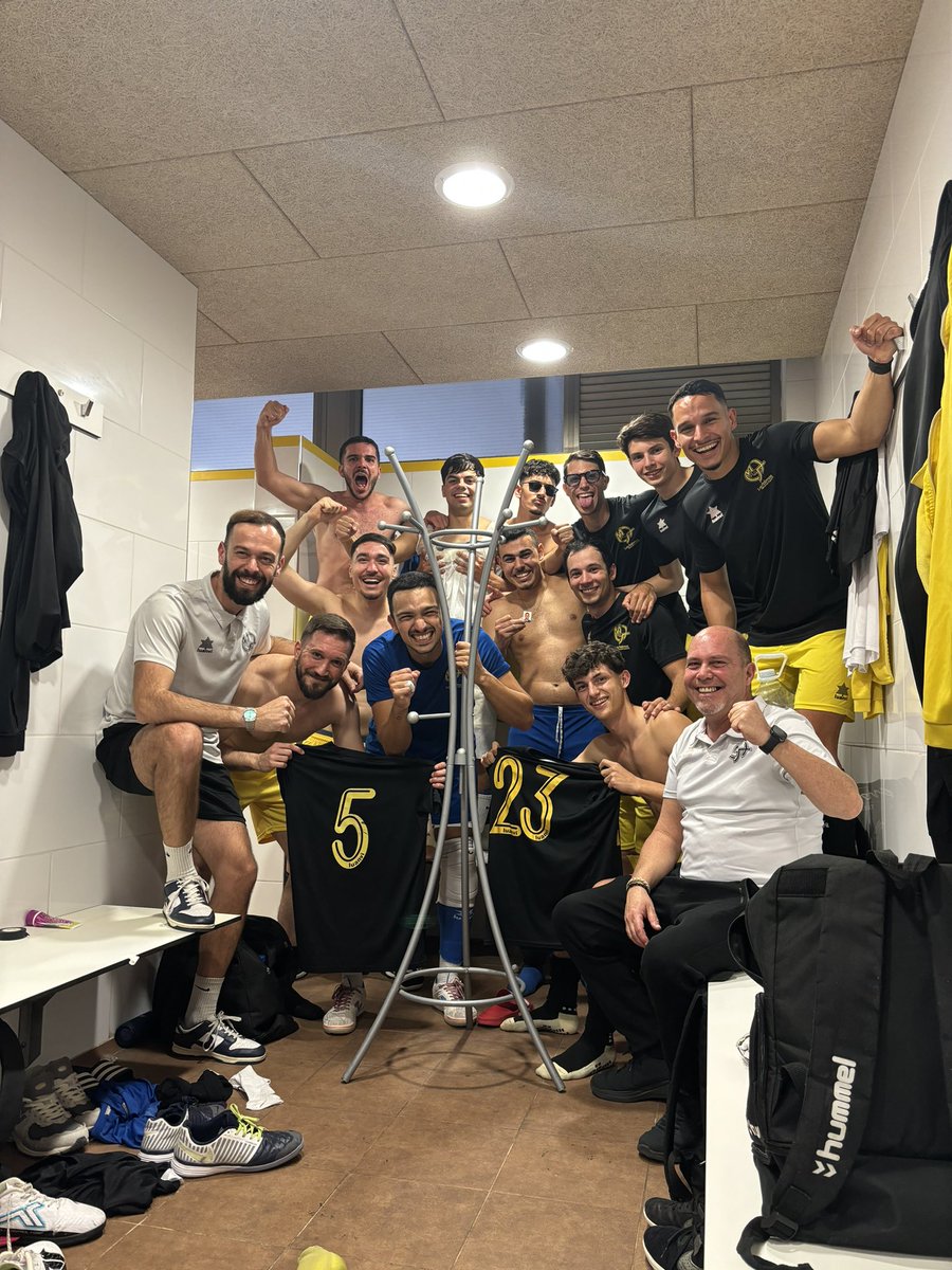 charlyjcr's tweet photo. J23 (Tenerife)
La Salle 2-3 Malta'97
Victoria difícil y de mucho valor ante un gran equipo. Seguimos todos juntos. 💛💙

#VamosMalta https://t.co/0Lsiyfwrnt