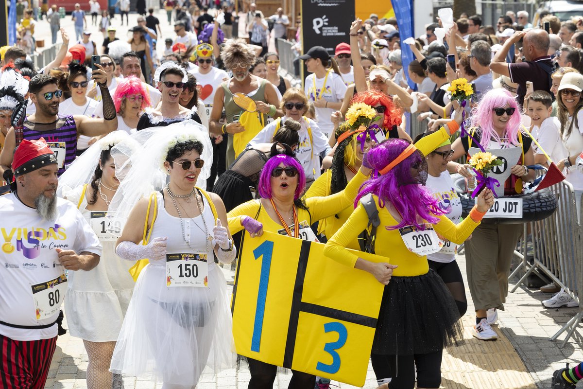 An Olympic Finish to the Las Palmas de Gran Canaria Carnival: the ‘Widows Race’ Setting out from Santa Catalina at 1 pm, they returned to the same park after making their way around the 3.5-km circuit in the surrounding area.