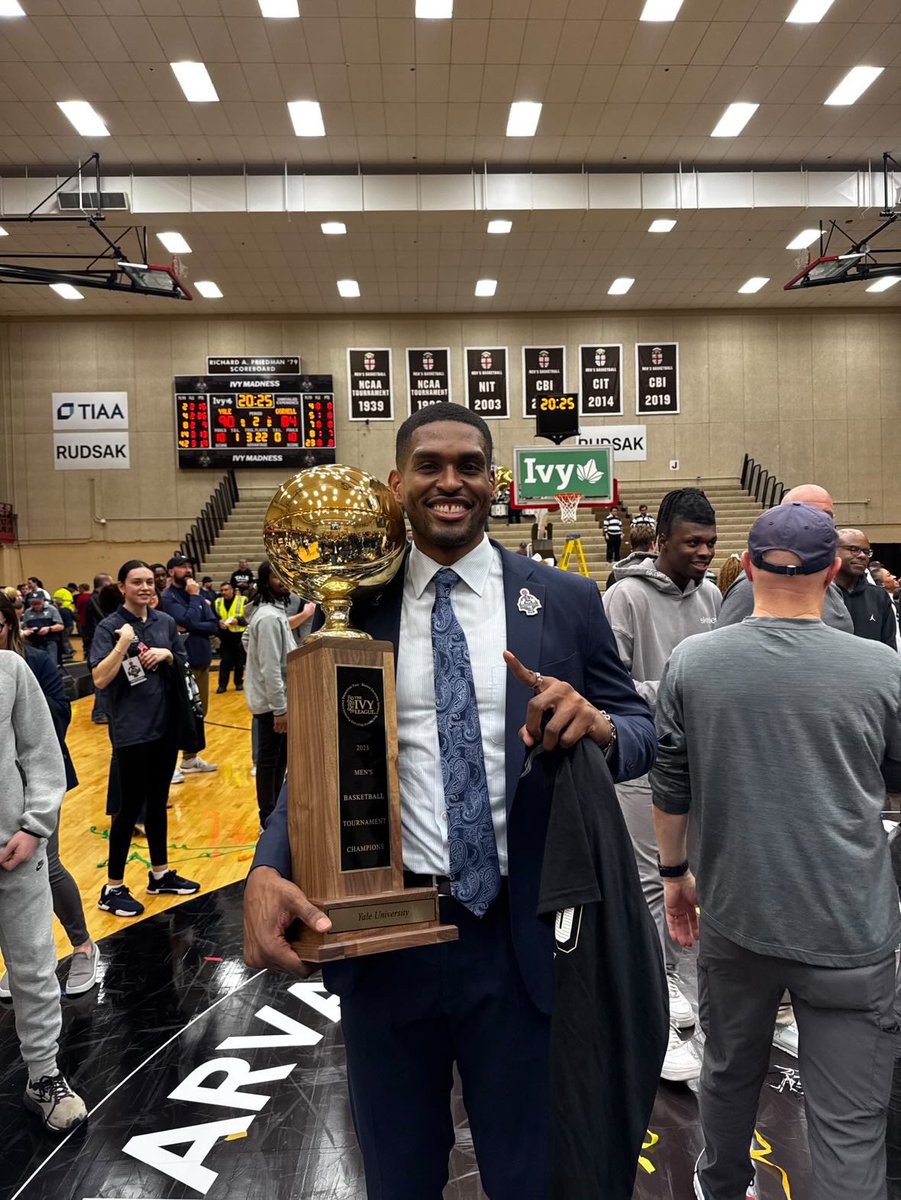 PGSports's tweet photo. Back to back Ivy Championship for Coach Sherrod and @YaleMBasketball! 

Congrats @BROD35 🏆🏆 

🐶🏀 #MarchMadness https://t.co/UXJKOmceTz