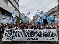 1894Radioonline's tweet photo. Paro en Universidades Nacionales: Docentes y Nodocentes exigen recomposición salarial - 1894 la radio online de Villa Elisa https://t.co/sorD0fvVJ3 https://t.co/38TyX12mxF