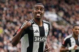 Setenta años después, las Urracas de Newcastle rompieron la sequía y se consagraron con un titulo en Inglaterra. Se quedaron con la Copa de la Liga tras derrotar a Liverpool  2-1 con Isak como gran figura. Un Enorme y merecido campeón Alto vuelo a las Urracas.