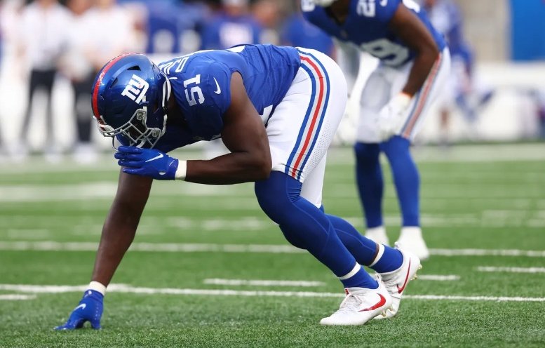 TitanTigre's tweet photo. How the hell is Azeez Ojulari still a free agent?

- 24 years old
- 22 career sacks
- 37 quarterback hits
- 4 FF, 2 FR, 21 TFL, 107 TT
6-3, 242 with 4.61 second in the 40 yard dash and 1.60 in the 10 yard split. 26 Reps of Bench Press with 225 lbs
 #Titans @Titans @MikeBorgonziGM https://t.co/3HWmlqQvam