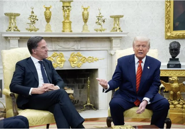 Marco_dreams's tweet photo. Trump riempie lo studio ovale di statuette e oggetti decorativi in oro. 
Stesso livello mentale da bifolco arricchito dei Casamonica. https://t.co/NmQ2yGkRLo
