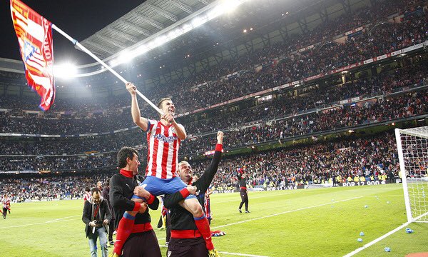 andidiem's tweet photo. A ver, que yo lo entienda, resulta que Koke pone una bandera del Atleti en el césped del Bernabéu y la besa, o Gavi la ondea, pero eso es fútbol, rivalidad y todo bien
Vinicius pone el abrigo con el escudo en el suelo y señala el escudo y es antideportivo, provocador y gilipollas https://t.co/UzHrPalpoP