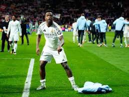 A ver, que yo lo entienda, resulta que Koke pone una bandera del Atleti en el césped del Bernabéu y la besa, o Gavi la ondea, pero eso es fútbol, rivalidad y todo bien
Vinicius pone el abrigo con el escudo en el suelo y señala el escudo y es antideportivo, provocador y gilipollas