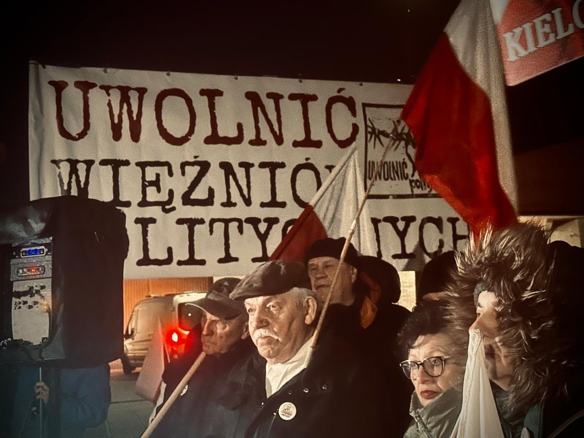 mariagrela's tweet photo. 🇵🇱Kolejny dzień jesteśmy pod aresztem śledczym w Radomiu i wspieramy uwięzionego tam posła @DariuszMatecki 

Dziś wspólnie z patriotami z różnych części Polski stanęliśmy #MuremZaMateckim 🇵🇱✌️

W czasach tej ponurej dyktatury 13 grudnia musimy jasno opowiedzieć się po stronie wolności i sprawiedliwości! 

Nie poddamy sie! 

Nie pozwolimy zniszczyć naszej ukochanej Ojczyzny!🤍❤️

Domagamy się jak najszybszego zwolnienia posła z aresztu. 

@RepublikaTV @wPolscepl @mareksuski