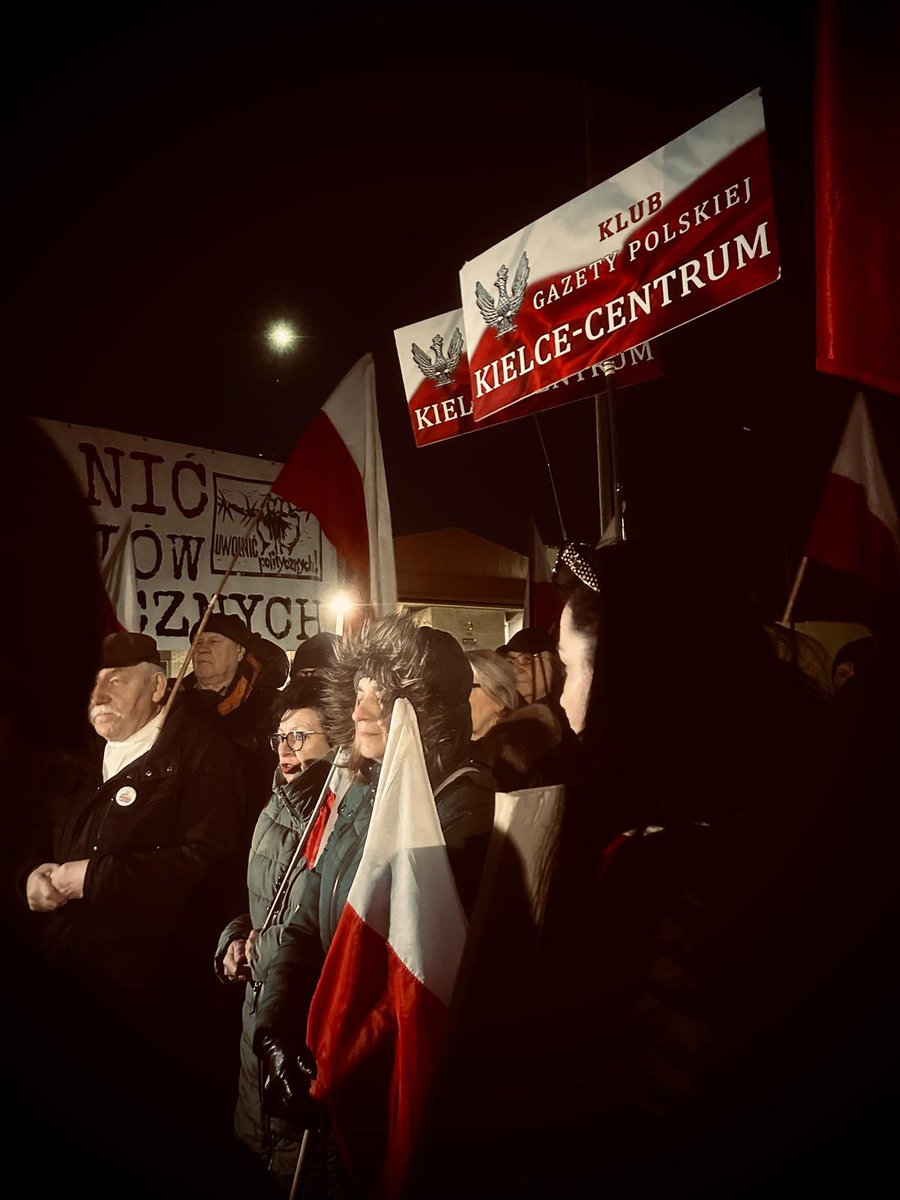 mariagrela's tweet photo. 🇵🇱Kolejny dzień jesteśmy pod aresztem śledczym w Radomiu i wspieramy uwięzionego tam posła @DariuszMatecki 

Dziś wspólnie z patriotami z różnych części Polski stanęliśmy #MuremZaMateckim 🇵🇱✌️

W czasach tej ponurej dyktatury 13 grudnia musimy jasno opowiedzieć się po stronie wolności i sprawiedliwości! 

Nie poddamy sie! 

Nie pozwolimy zniszczyć naszej ukochanej Ojczyzny!🤍❤️

Domagamy się jak najszybszego zwolnienia posła z aresztu. 

@RepublikaTV @wPolscepl @mareksuski