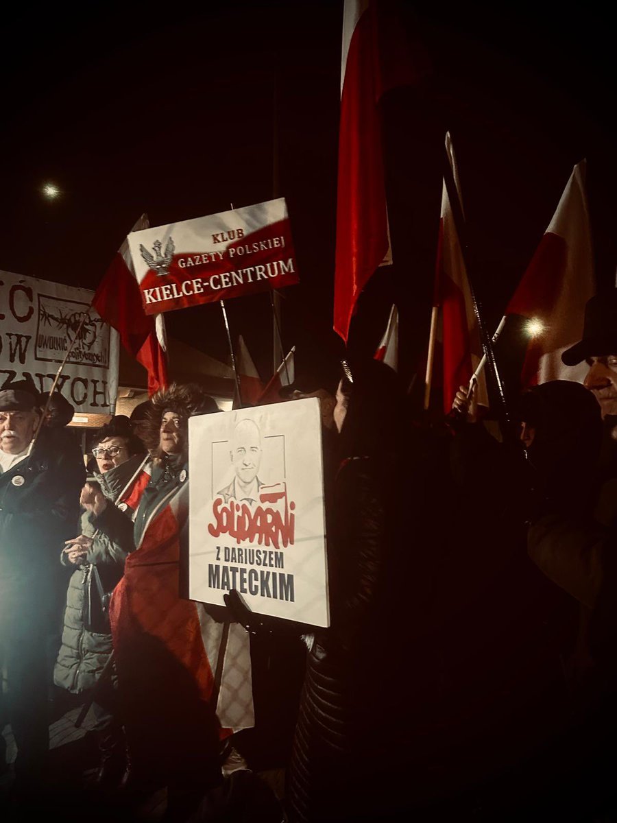 mariagrela's tweet photo. 🇵🇱Kolejny dzień jesteśmy pod aresztem śledczym w Radomiu i wspieramy uwięzionego tam posła @DariuszMatecki 

Dziś wspólnie z patriotami z różnych części Polski stanęliśmy #MuremZaMateckim 🇵🇱✌️

W czasach tej ponurej dyktatury 13 grudnia musimy jasno opowiedzieć się po stronie wolności i sprawiedliwości! 

Nie poddamy sie! 

Nie pozwolimy zniszczyć naszej ukochanej Ojczyzny!🤍❤️

Domagamy się jak najszybszego zwolnienia posła z aresztu. 

@RepublikaTV @wPolscepl @mareksuski