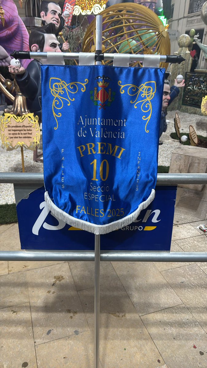 FMercadoColon's tweet photo. hemos ido a recoger nuestro premio, que no se colocará en la falla. 
Continuaremos plantando buenos monumentos en la sección especial. Y sólo rogamos que hayan jurados competentes por el bien de la fiesta. 
#somosdeconde #fallas #valencia https://t.co/2FxlDreSsv