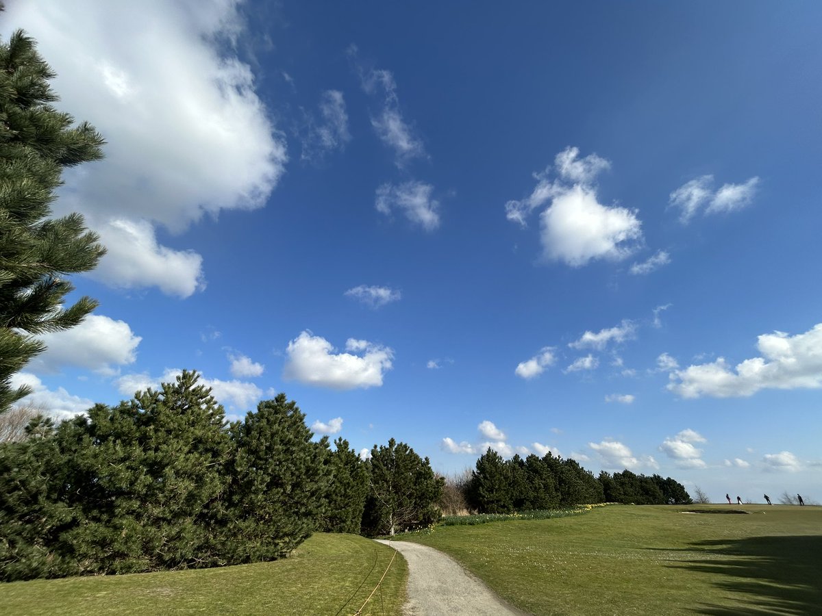☀️ Mooi weer, dus lekker naar buiten! Even bewegen, genieten van de frisse lucht en opladen voor een nieuwe week. ⛳️🏌️‍♂️✨
#Relax #EnjoyTheLittleThings #DuurzameInzetbaarheid #Balans 🌿🏞️