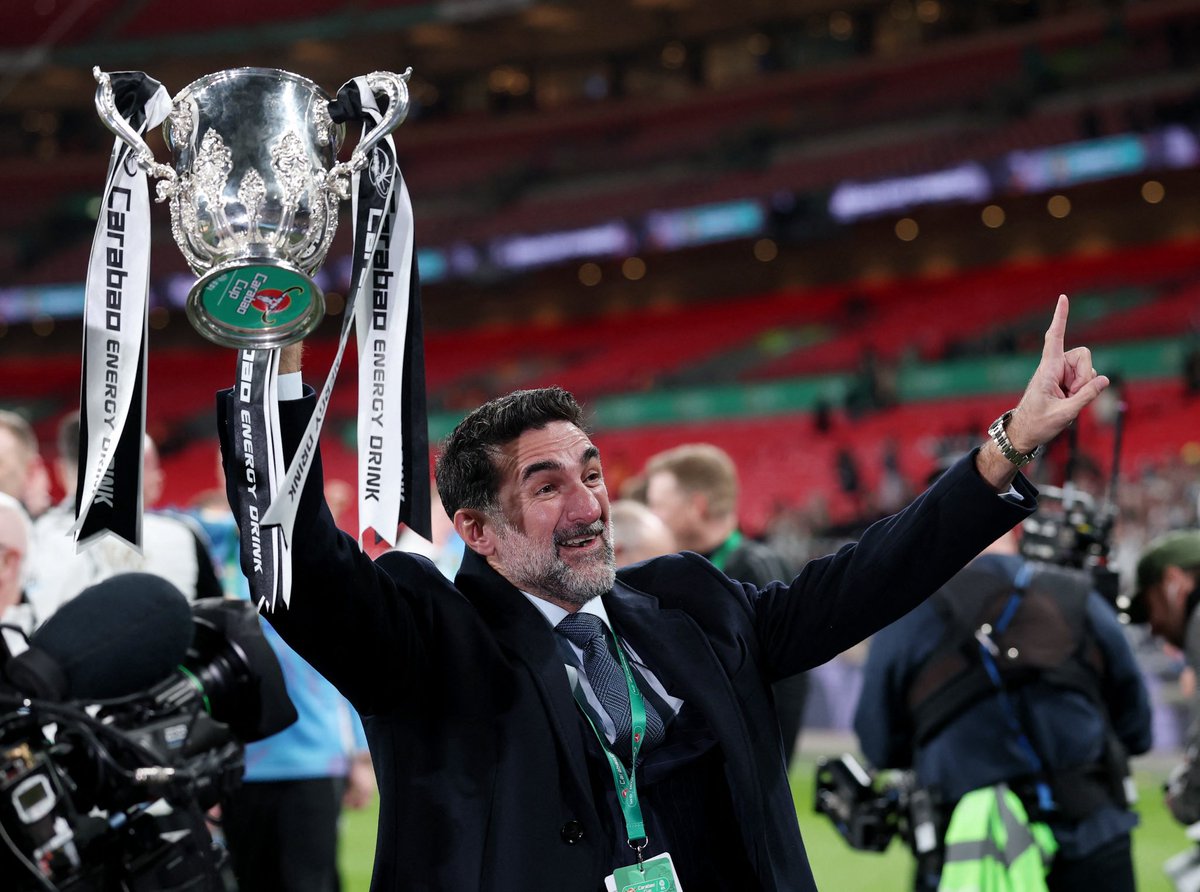 محافظ صندوق الاستثمارات العامة ياسر الرميان، يرفع كأس الرابطة الإنجليزية للمحترفين بعد تتويج #نيوكاسل باللقب للمرة الأولى منذ 70 عامًا، في إنجاز يؤكد نجاح المشروع الرياضي الطموح للصندوق