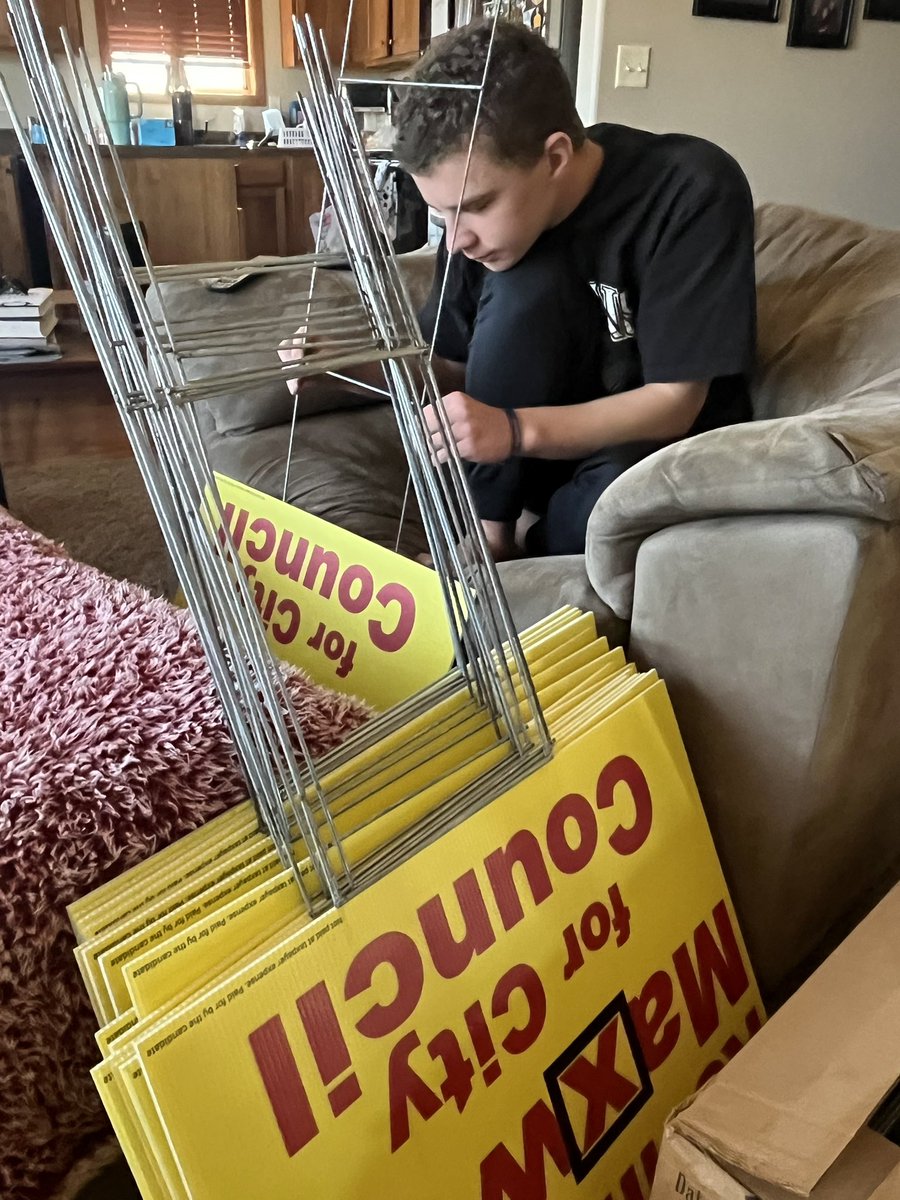 themaxwellhouse's tweet photo. Campaign staff working hard at it for our re-election campaign to Harrisburg City Council Ward I @kicker_adam #HarrisburgSD https://t.co/QrbH7XW0OL