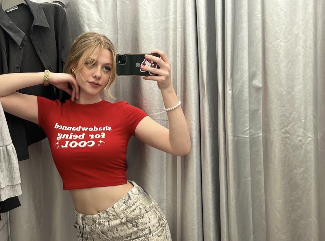 moniekheers's tweet photo. heerlijk shoppen met het geld waar jij zo hard voor hebt gewerkt. wat goed dat jij je plek kent.. aan mijn voeten 

• humiliation findom geldslaaf brat tikkieslaaf goddess findomnl simp https://t.co/xZhpgssPcb