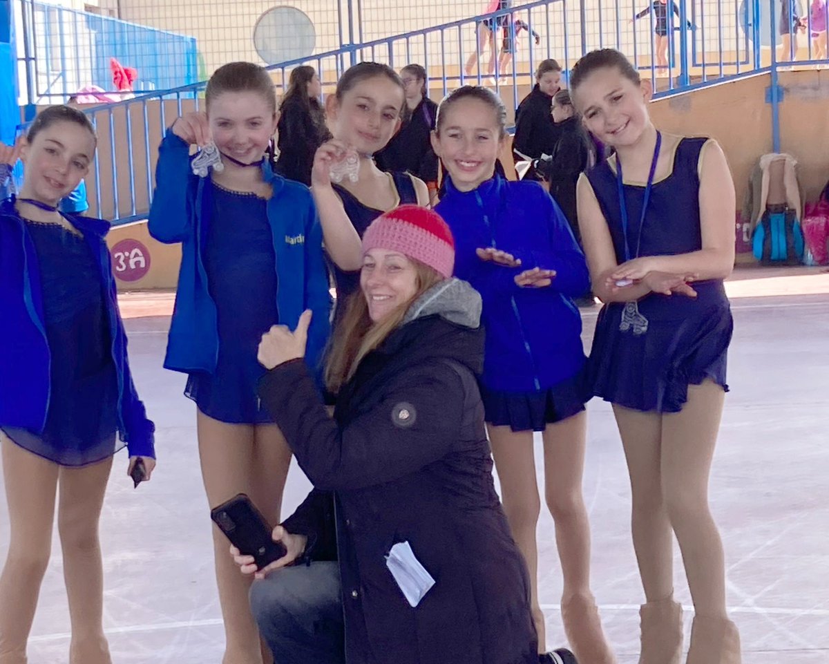 Hoy hemos tenido el placer de asistir a la competición en grupos junto a nuestras pequeñas Benjamines y Alevines de nivel I y II, celebrada en el Colegio Villalkor de Villaviciosa de Odón y organizada por el CDE Patinaje Parque de Lisboa.