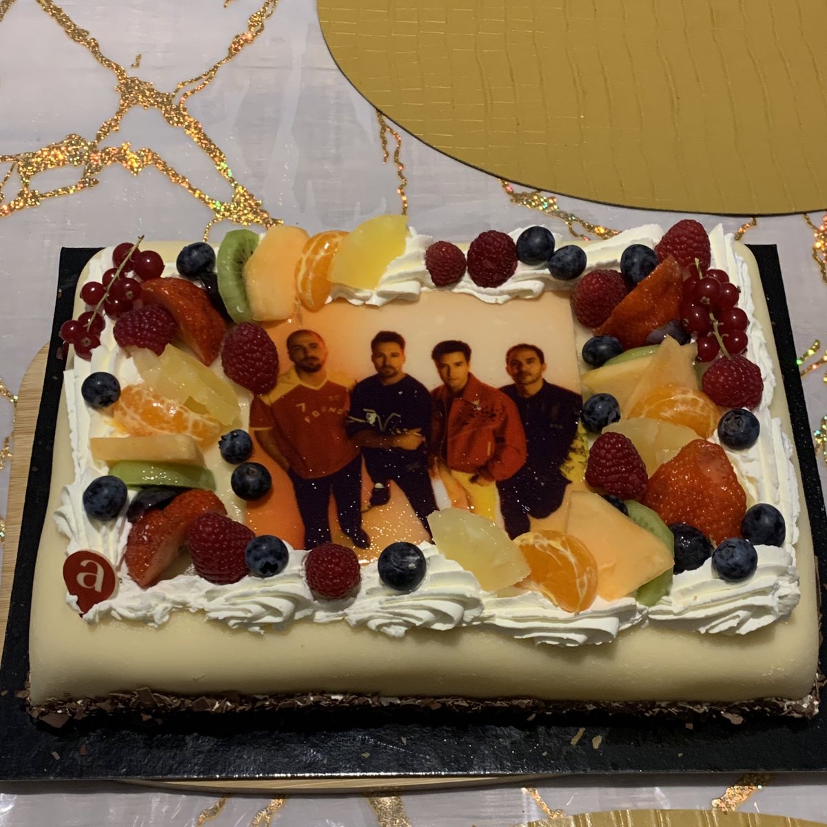 prettybaddieb_'s tweet photo. BIG TIME BIRTHDAY CAKE https://t.co/R1RZFRtBhR