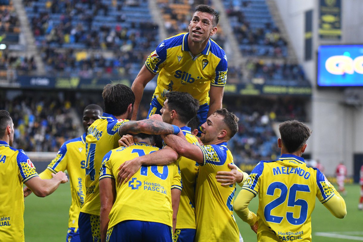 JesusAljama_'s tweet photo. Qué barbaridad lo que está haciendo Gaizka Garitano en el Cádiz CF. Es el mejor equipo de Segunda División en 2025. 

Una sola derrota en 13 partidos, ha recuperado al equipo de la contundente derrota en Albacete. Da gusto ver el nivel de exigencia que transmite a sus jugadores. Queda lejos el playoff, pero el gusanillo sigue apareciendo viendo cómo compite este equipo.