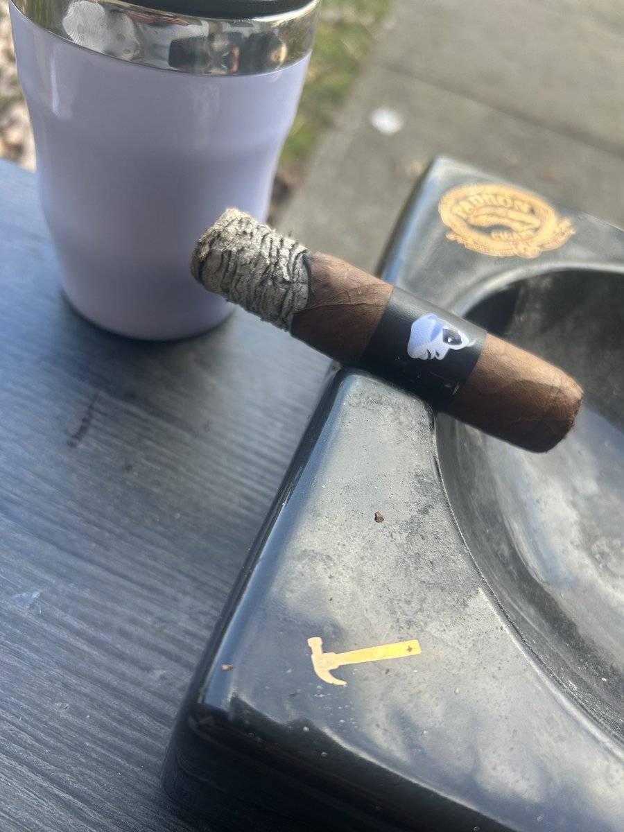 Speaker_BoXxX2's tweet photo. #CigarOClock They call it The Stick Up Kid . . . 💨 https://t.co/3rG88EPR3i