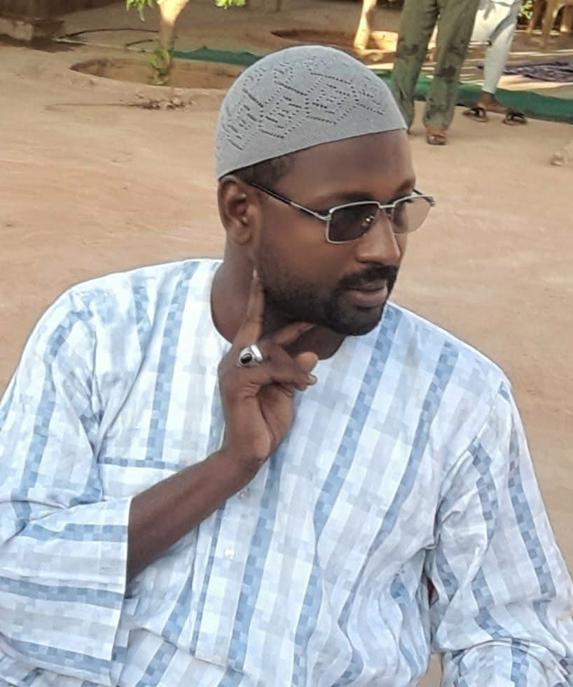 omereldigair's tweet photo. في المؤتمر العام لحزب المؤتمر السوداني بولاية الجزيرة - بُعيْد ثورة ديسمبر المجيدة - اختارت عضوية حزبنا بالجزيرة نصر الدين عمر هاشم ��ئيساً للحزب بالولاية رغم حداثة سنه، إذ كان دون الثلاثين عاماً .. انتخبوهُ لقيادة الحزب بالولاية لما خبروا من عطائه في أروقة الحزب والتزامه ومثابرته، وماعرفوا من مساهمته في نشاط الحزب ضمن حراك شعبنا المقاوم لنظام المباد.

اليوم أسلم نصر الدين الروح باريها في أمدرمان وغادر الدنيا الفانية، وتركنا نمضي إلى حزننا عليه وفجيعتنا فيه .. تركنا نأسى على شبابه الغض، وروحه الوثابة إلى آفاق الخير لوطنه وشعبه، وقامة الوعي المبشر بالغد المشرق .. ننعى فيه حسن الخلق وصفاء القلب وصدق النوايا وطهرها، والهمة العالية والثبات على المبدأ في أحلك الأوقات.

أفنى عمره القصير من أجل وطنٍ نضير، وغادرنا على عجل في تمام ساعة الأجل .. إنه فقدٌ جليل وغصةٌ لا تزول ومصابٌ لا يكفيه دمعٌ يسيل، لكن العزاء أنه ذهب في أيام الرحمة إلى جوار ربٍّ كريم، وأنه سيظل باقياً معنا بسيرته العطرة التي تركنا بيننا كما زكيّ العود.

نسأل الله أن يشمله بالرحمة والغفران والرضا والرضوان، وأن يُحسن عزاء أسرته ورفاقه في الحزب وأصدقائه ومحبيه.