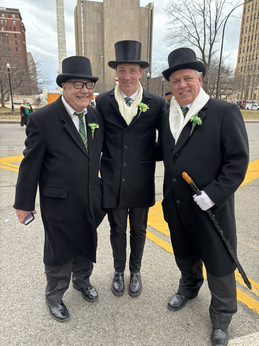 BohenErik's tweet photo. Downtown parade with the Blackthorn Club.  Nice to see so many people out despite the rain.  Happy St. Patrick’s Day weekend! https://t.co/LA8N6HMj3e
