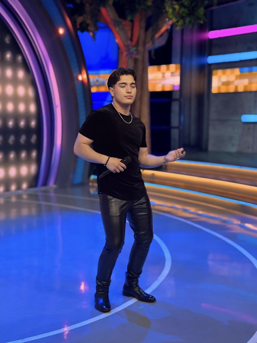 mikeleonoficial's tweet photo. ¡Graciaaaaaas siempre @VengaLaAlegria! 😎🔥🎤🎂
#MikeLeon #singer #cantante #regionalmexicano #otravez #VLA #VLAFDS https://t.co/kL5rQYYYx1