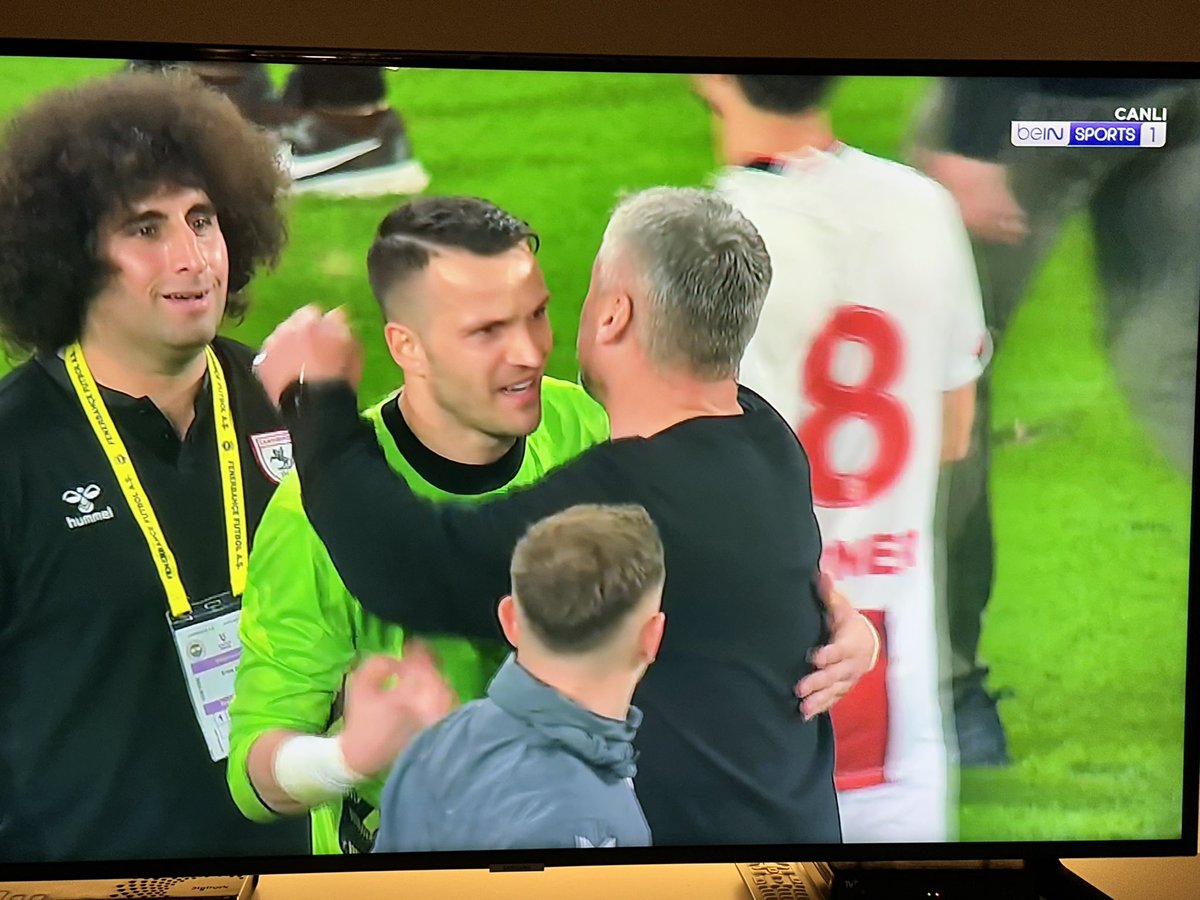 mrtturanefe's tweet photo. Okan Koçuk Şampiyon Galatasaray diyor bi şey diyonuz mu Kuşlar #KadıköydeKaraGece https://t.co/u9s30UmUxN