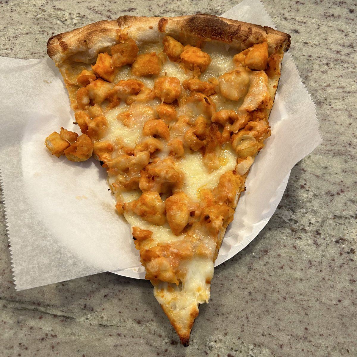 PizzaShots's tweet image. Buffalo chicken slice from Raimo’s of Amityville. Amityville, NY. 

#pizza #pizzapics #amityville #longisland