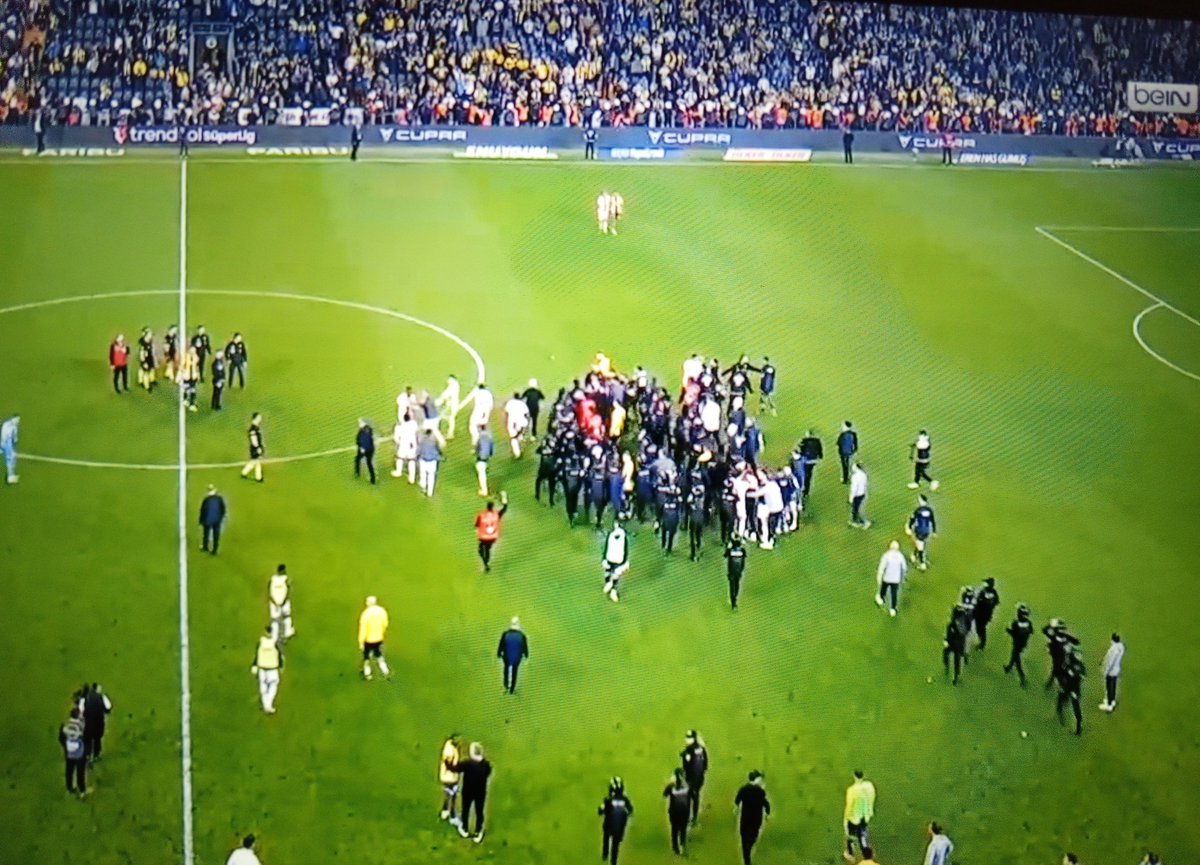 Her kötü oynadıklarında olay çıkarıyorlar sahaya 50 polis giriyor. Kulüp değil beka sorunu
#KadıköydeKaraGece