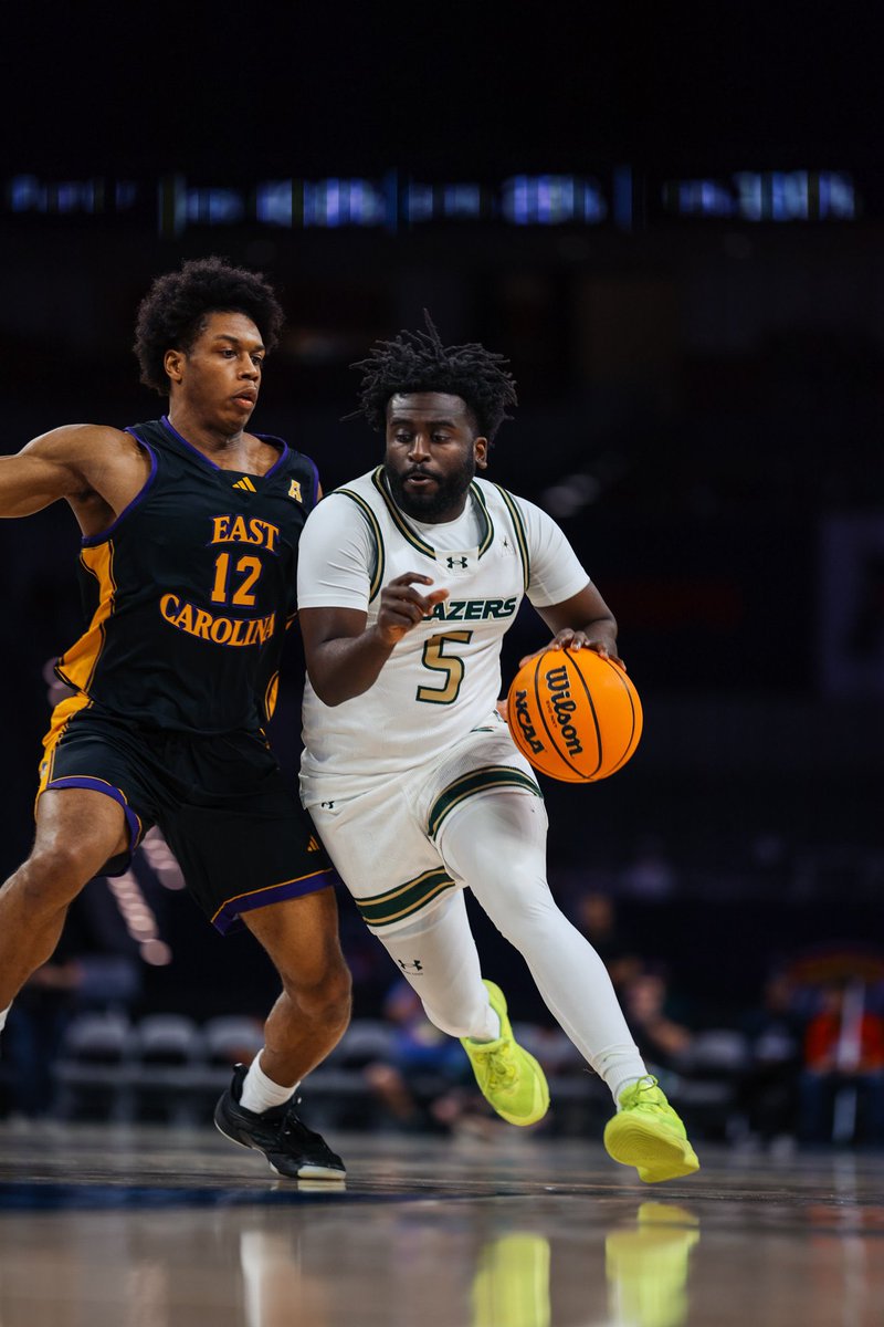 halliburtonsue1's tweet photo. 4ever Greyhound Tyren Moore is play in the American Championship game for UAB ♥️‼️ @MGreyhounds @tydrizzle5 https://t.co/Hs3lKyRewn