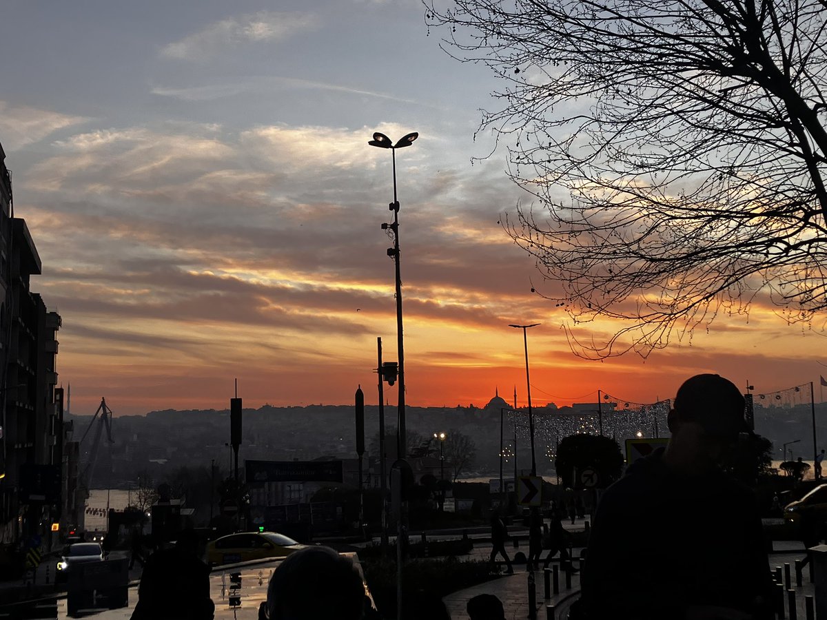 Kırmızı ufuklarda kaybolan güneş, kızıl hayallerin habercisidir..