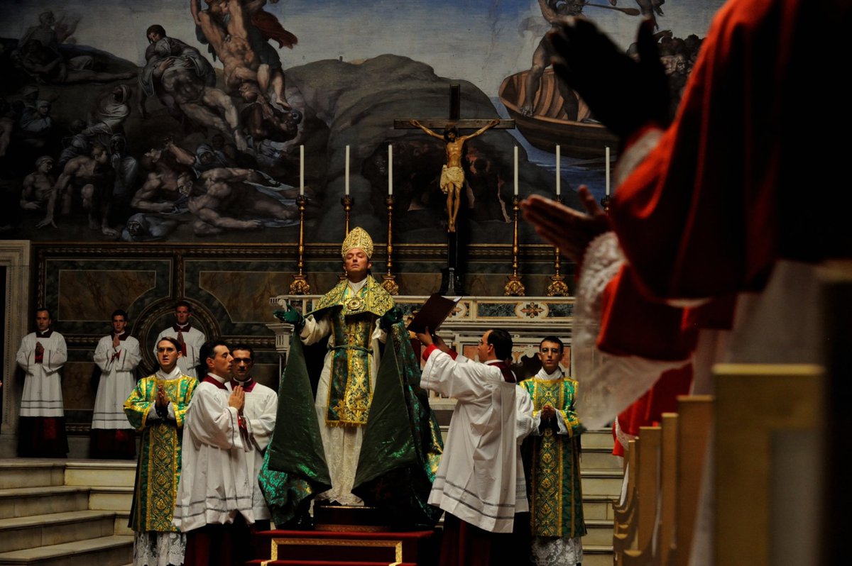 콘클라베의 미감이 마음에 드셨다면 바티칸을 배경으로 한 (비교적) 젊은 미국인 교황 (주드 로 분) 이야기를 다룬 HBO 드라마 <영 포프> 도 봐주시술.....