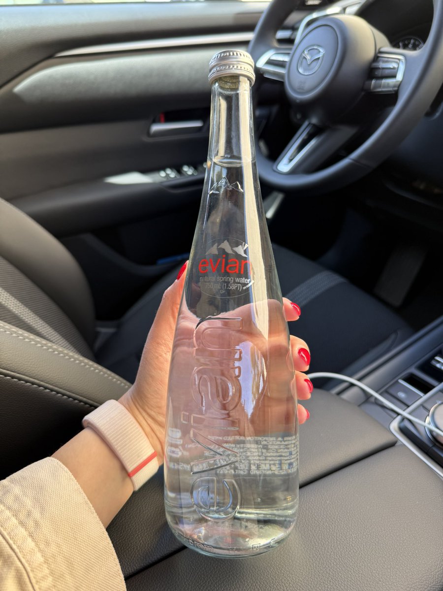 taniacee's tweet photo. when she comes back from the health food store with your favorite water in a glass bottle 💞 https://t.co/TD0C75TwDE