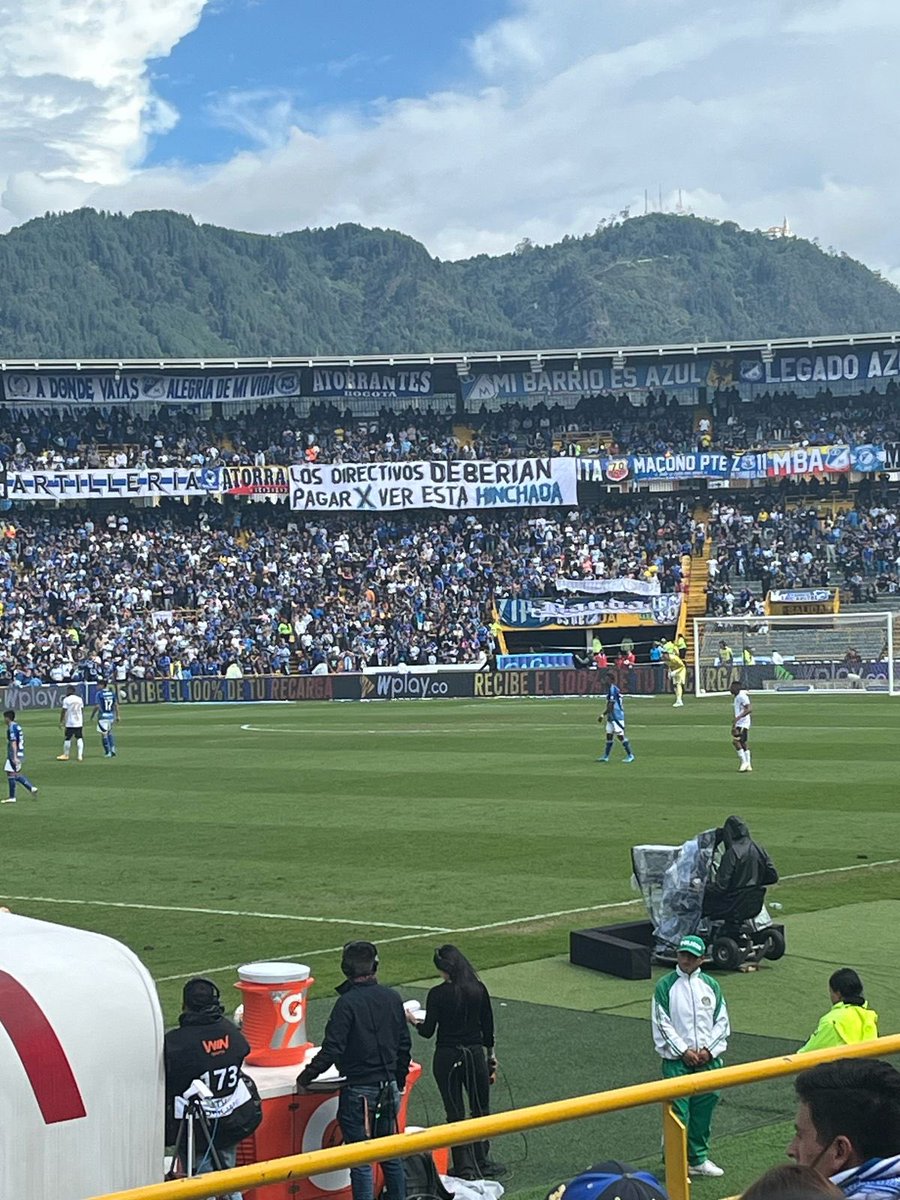 16_embajador's tweet photo. Otra muy linda pancarta que se ve desde Occi. Es una muy linda postal con los cerros atrás y el mensaje contra el bodrio de directiva.

Despierta la hinchada poco a poco. https://t.co/k6yRVmBruG