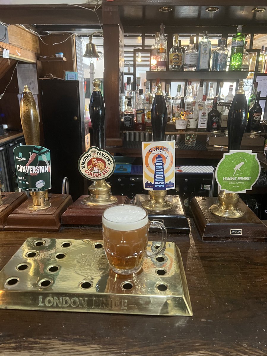 AlistairWotton's tweet image. Queens Head in Downe, superb choice of ale, had the St Austell Ale to start and then the Bexley after.  Both well kept and tasted great.  Not too pricey with a glass of Rosè thrown in.  One of Charles Darwin’s locals inn’s #realale #walkingkent #downe