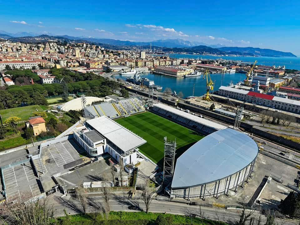 _Luca_Vaccaro's tweet photo. @CalcioEngland @SpeziaCalcio Here our beautiful stadium with roof on Curva Ferrovia 🦅 https://t.co/vFxlyAYhuJ