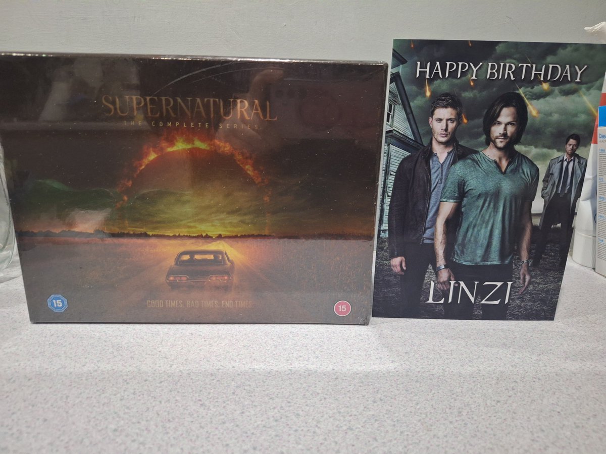 Best present for my 35th Birthday (I literally do not feel like an adult yet...) <a href="/cw_spn/">Supernatural</a> <a href="/jarpad/">Jared Padalecki</a> <a href="/JensenAckles/">Jensen Ackles</a> <a href="/mishacollins/">Misha Collins</a> 15 year old me was soooo obsessed with this show 😍