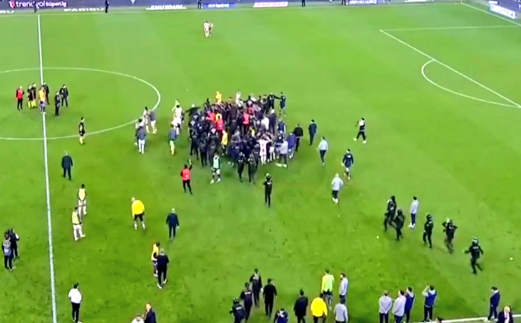 TimeHaber24's tweet photo. Kanarya Şampiyonluk Yarışında Ağır Yara Aldı! 

Kadıköy'de gol sesi çıkmadı, Fenerbahçe - Samsunspor maçında 1'er puan paylaşıldı!

Maç sonunda saha karıştı. 

#KadıköydeKaraGece Şampiyon Galatasaray https://t.co/PzmVBQdwms