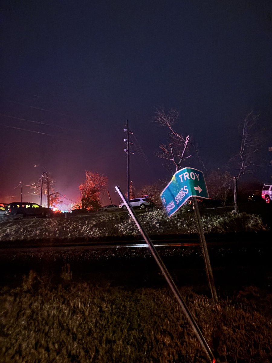 JoshuaEvansWX's tweet photo. Finally able to get a good look at me and my chase partners footage @spann . This was the Troy tornado as it crossed HWY 231 and east of there. Large wedge tornado. Banks needs all the help they can get. #tornadooutbreak #wxtwitter #troyalabama https://t.co/Xgct6FnQ28